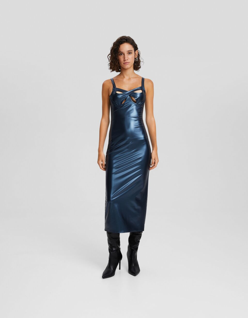 Vestido midi de couro sintético metalizado com alças finas e detalhe vazado.