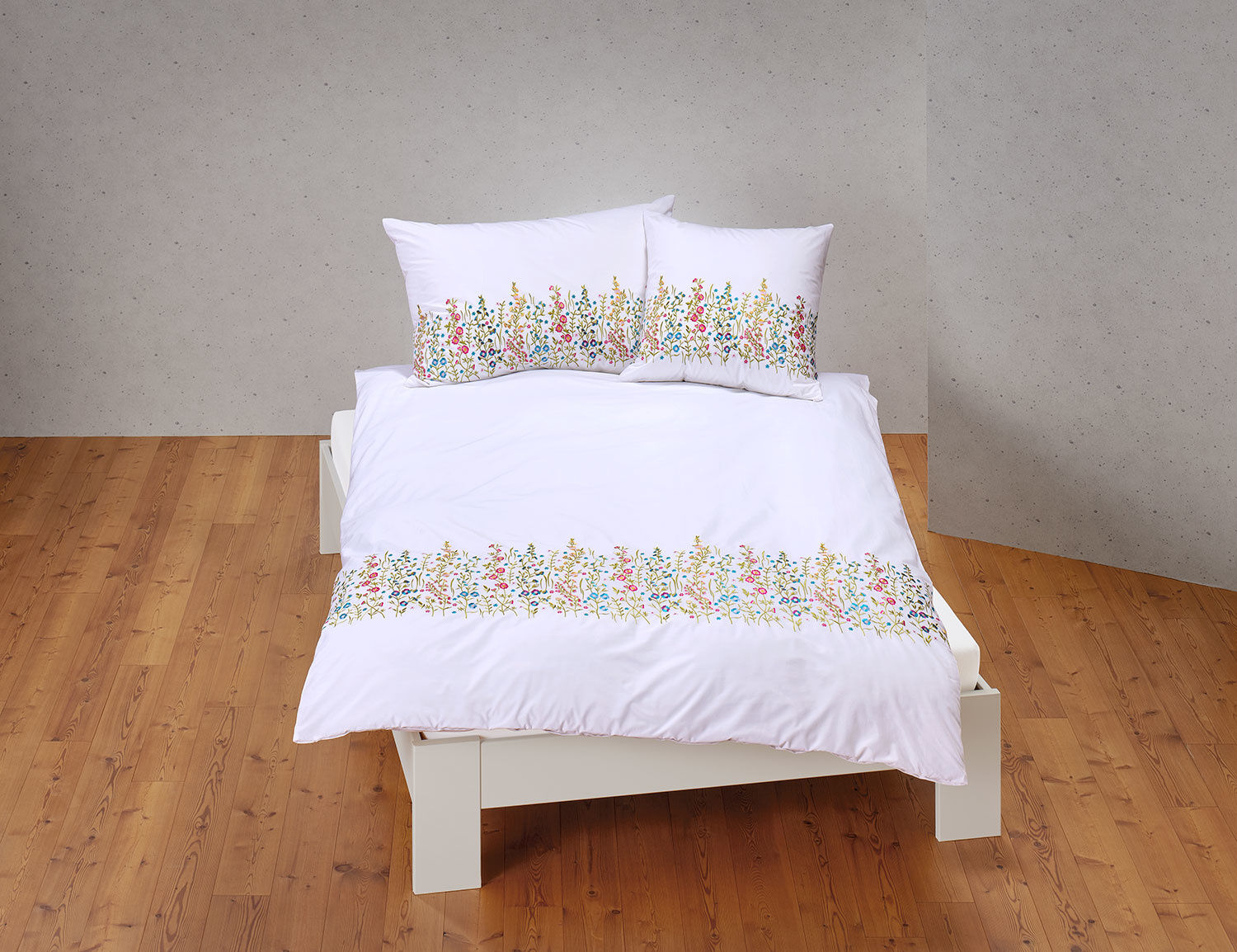 Bettwäsche mit bunter Blumenstickerei