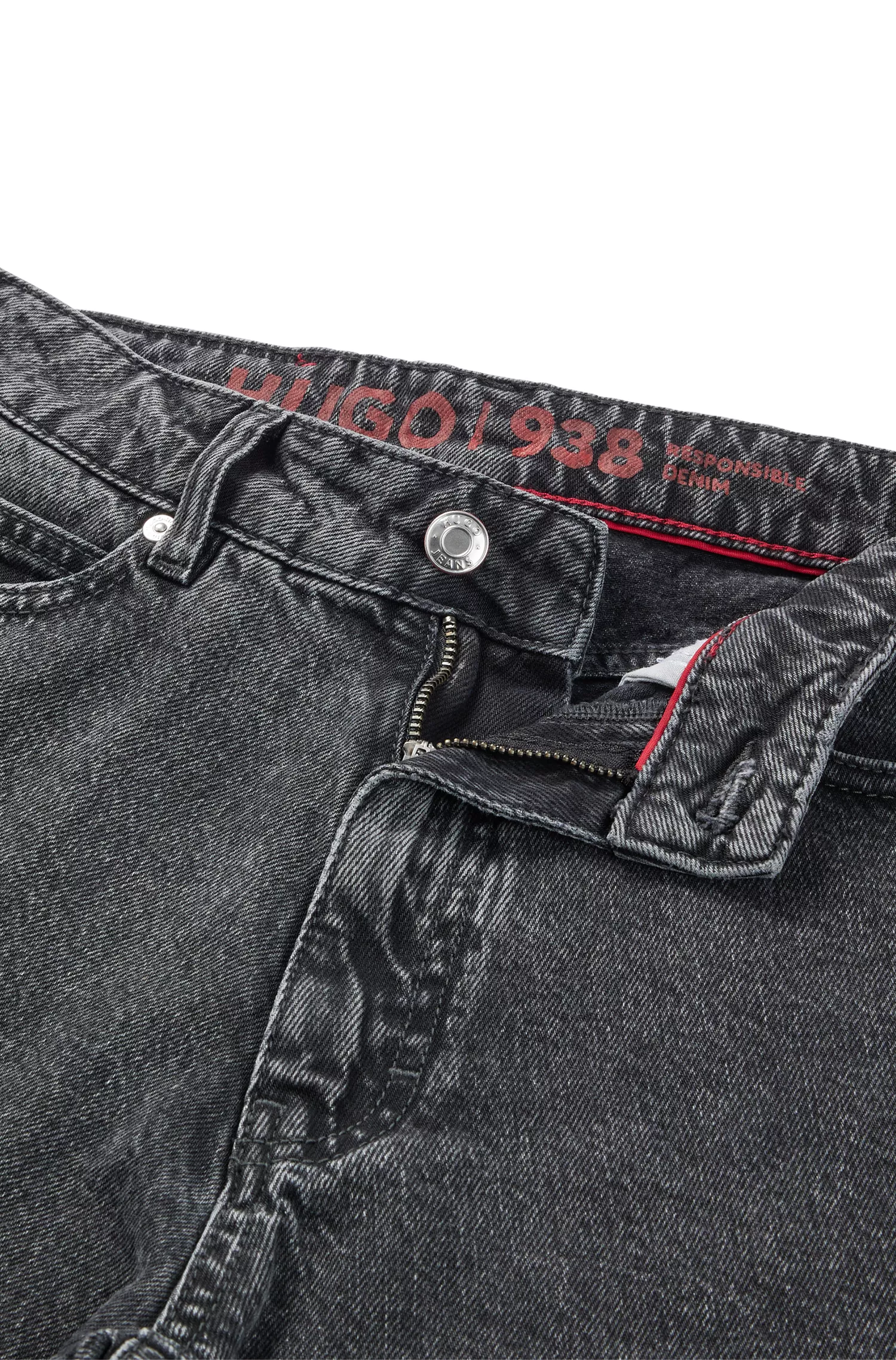 Calça jeans mom HUGO vermelha, modelagem relaxada, em denim rígido preto.