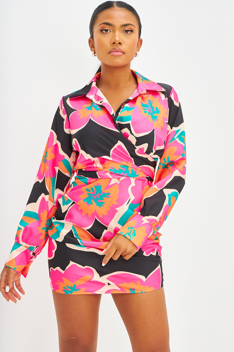 Robe courte satinée à grosses fleurs roses et noires