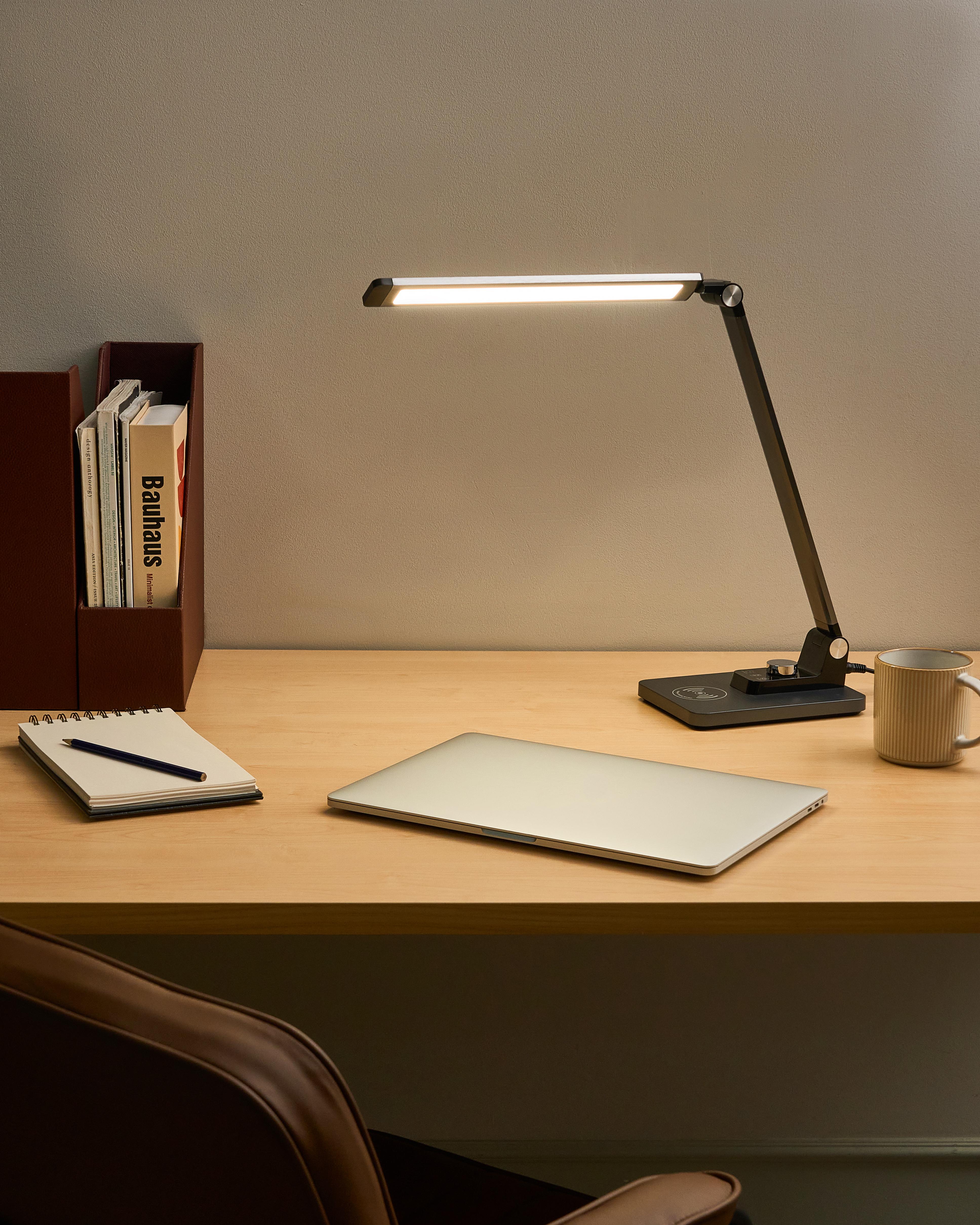LED bureaulamp ENIF met draadloze oplader Zwart
