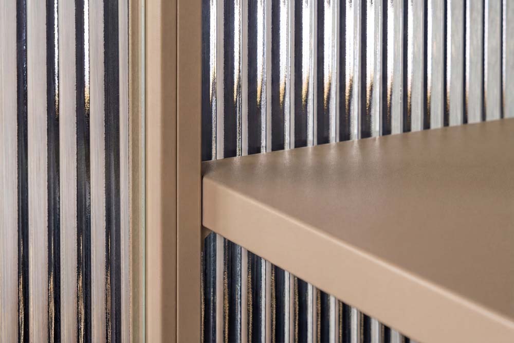 Modernes Sideboard AMSTERDAM 105cm greige gold Riffelglas Metall Vitrine Schrank