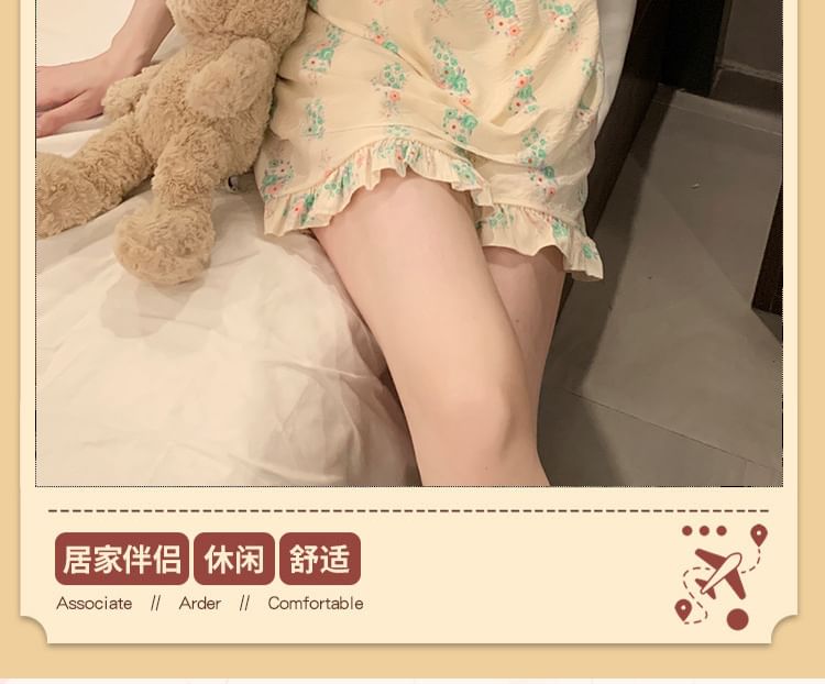 Gecko - Pyjamaset: Gewatteerde top met vlinderprint en ruches + shorts