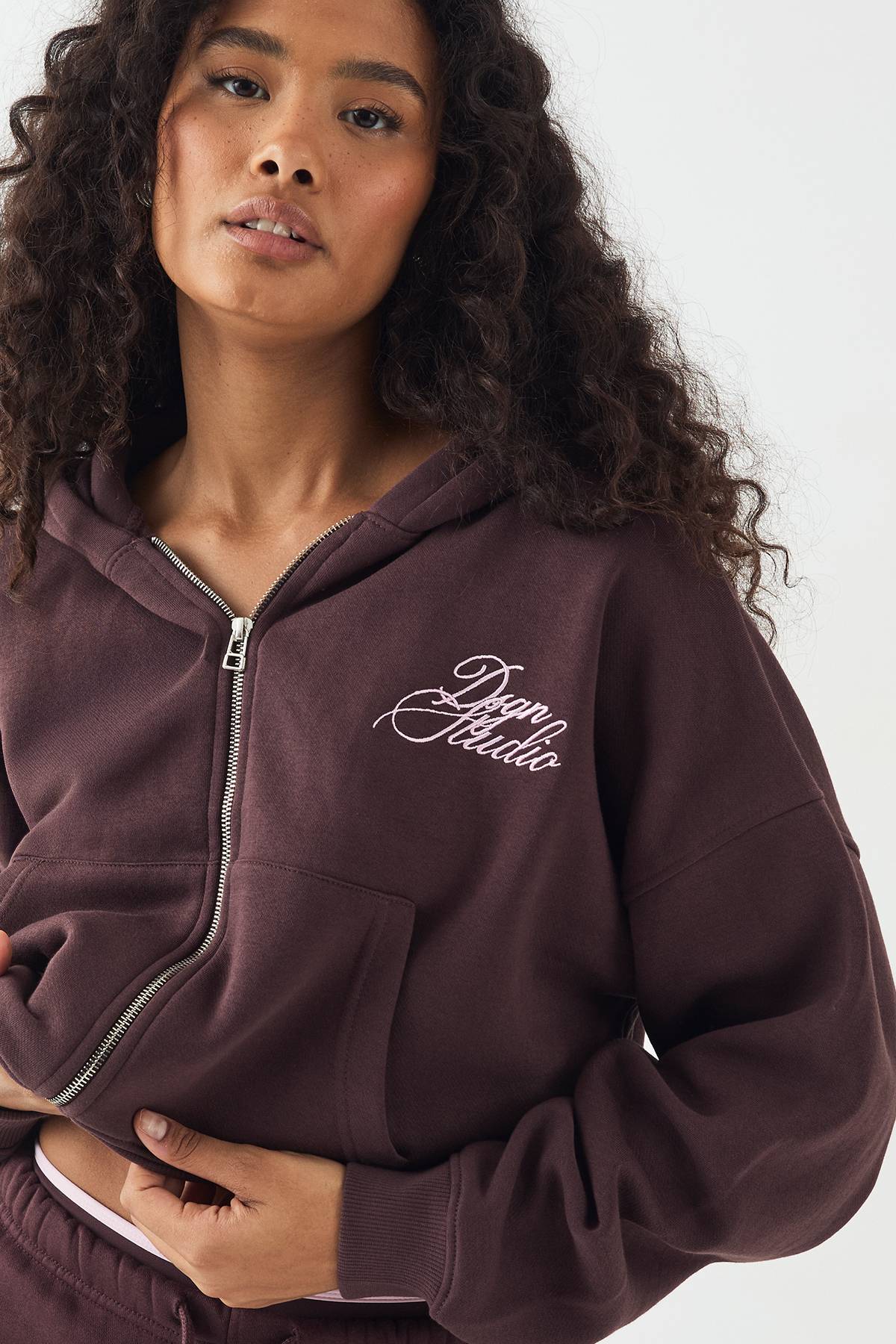 Sweat à Casynthétiqueche Court DSGN Studio Contrast Script Boxy Crop avec Zip