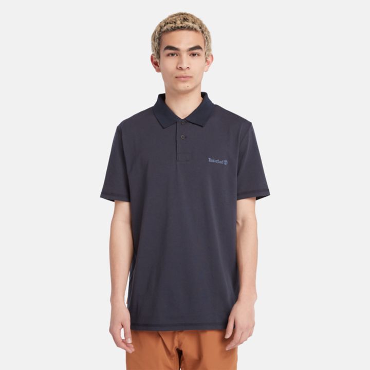 Camisa polo masculina de tecido respirável na cor azul marinho.