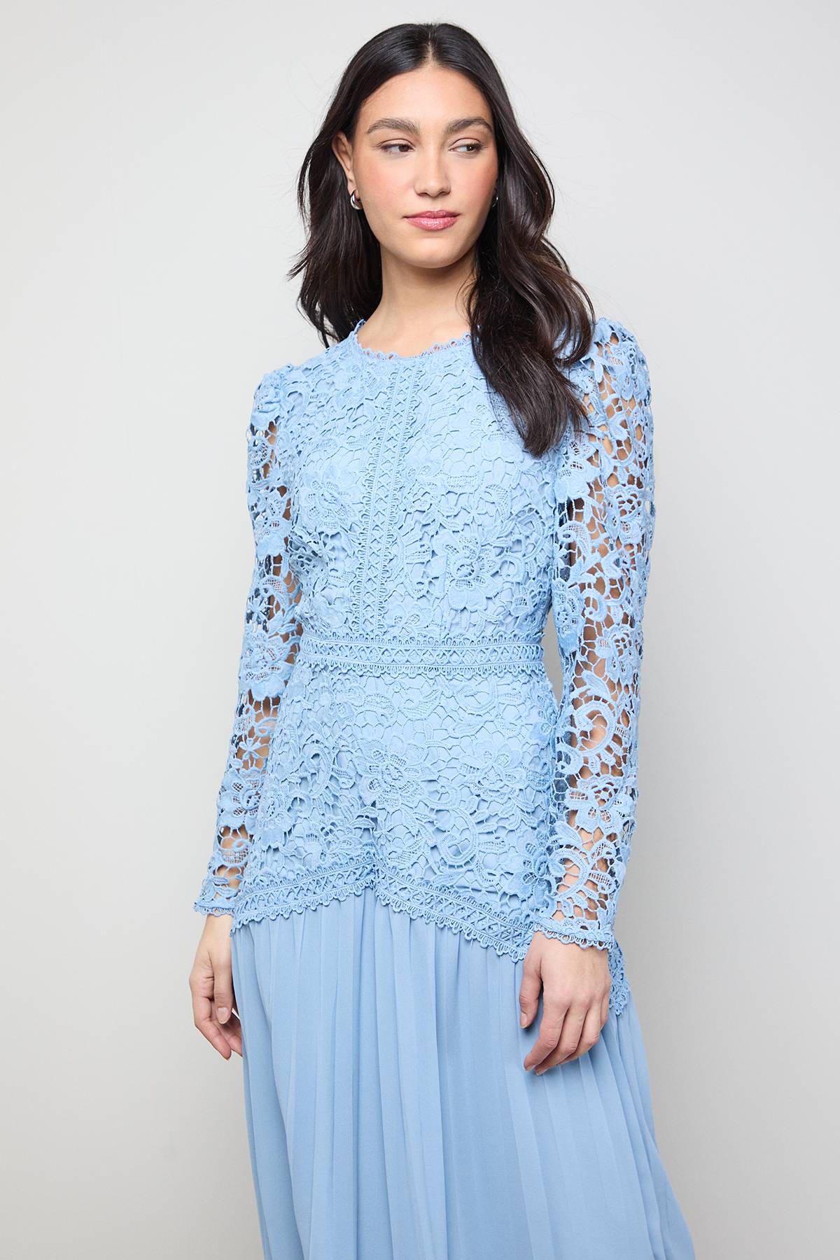 Oasis Robe Mi-Longue à Manches Longues avec Corsage en Dentelle et Jupe Plissée