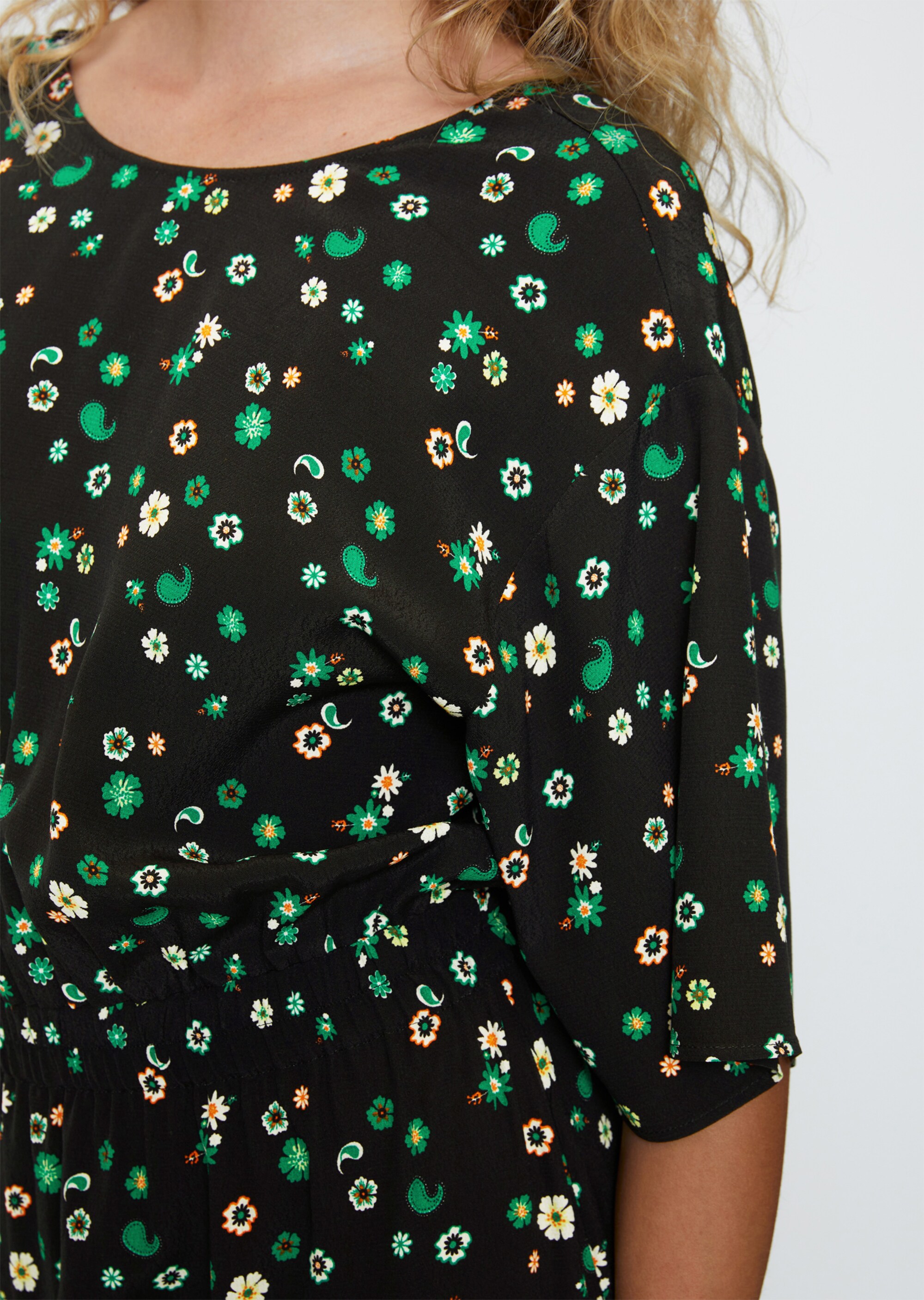 Kurzes Kleid mit Allover-Printaus LENZING™ ECOVERO™