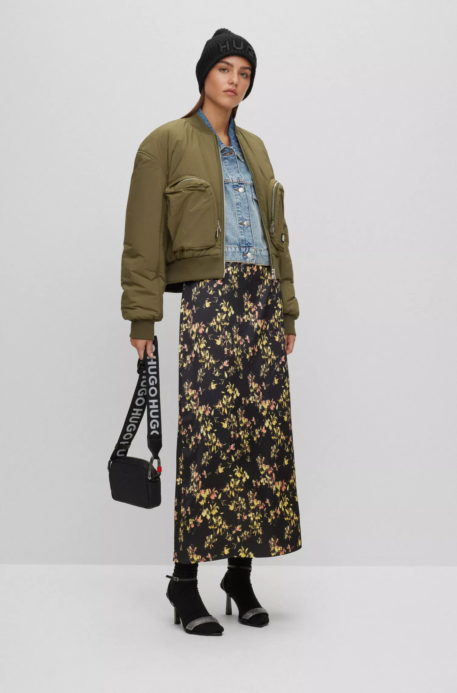 Jaqueta cropped vermelha HUGO em jeans rígido azul com detalhes em strass.