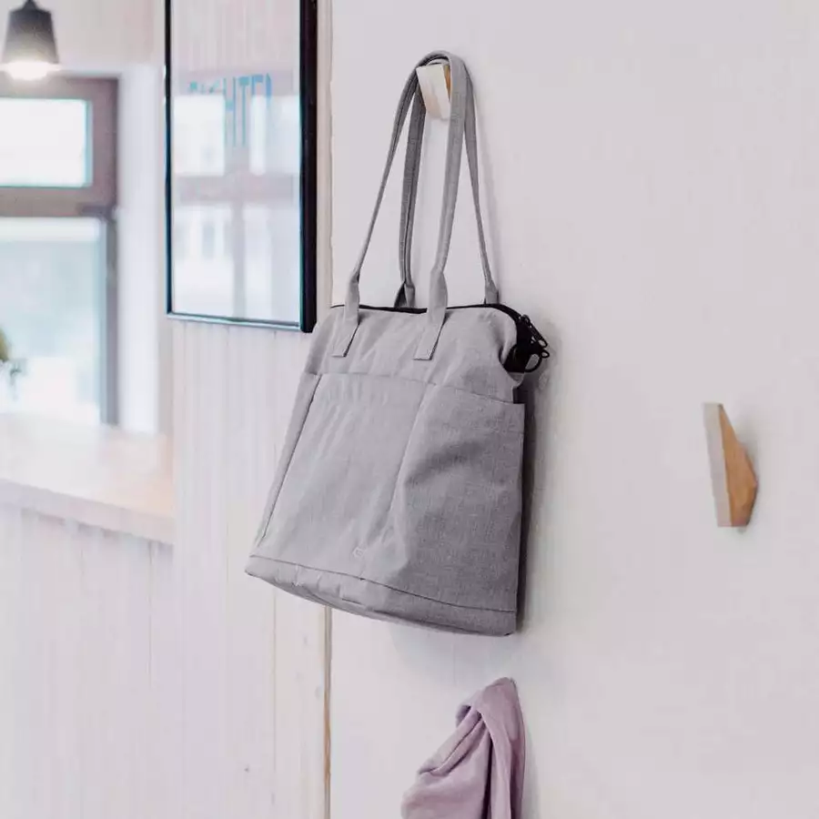 Anna und Oskar Faire Wickeltasche Greta aus recyceltem Material Hellgrau