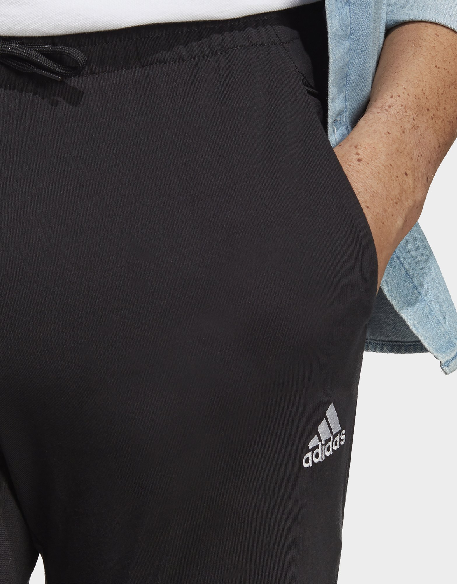 adidas Pantalon fuselé élastique en jersey avec logo Essentials