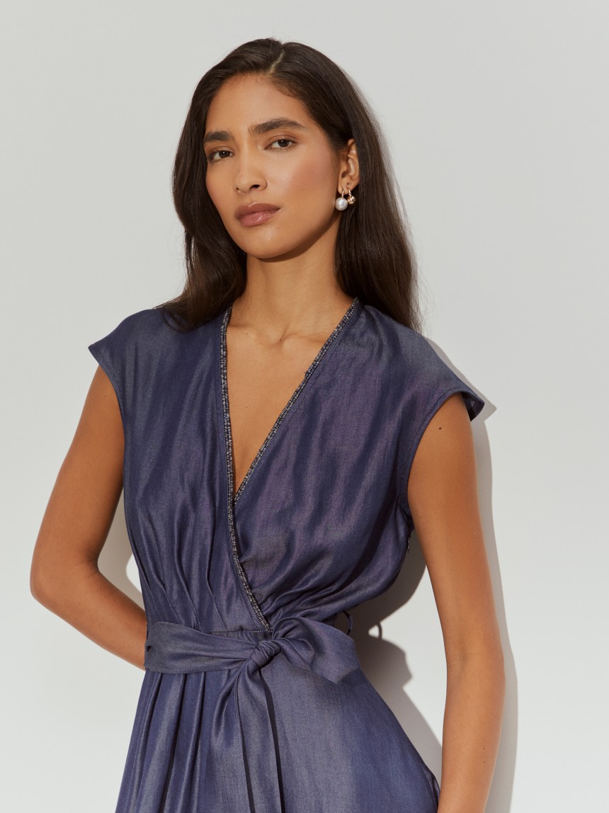 Vestido midi cruzado em denim