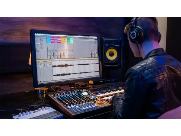 Tascam Model 12, 12 kanaler, Bluetooth, 16 W, Sort, Træ