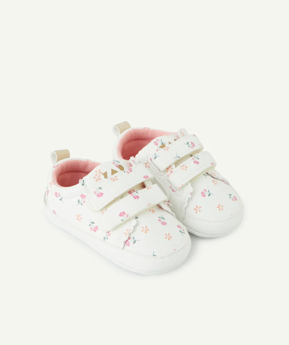 CHAUSSONS STYLE BASKETS BÉBÉ FILLE BLANCS ET IMPRIMÉS FLEURIS
