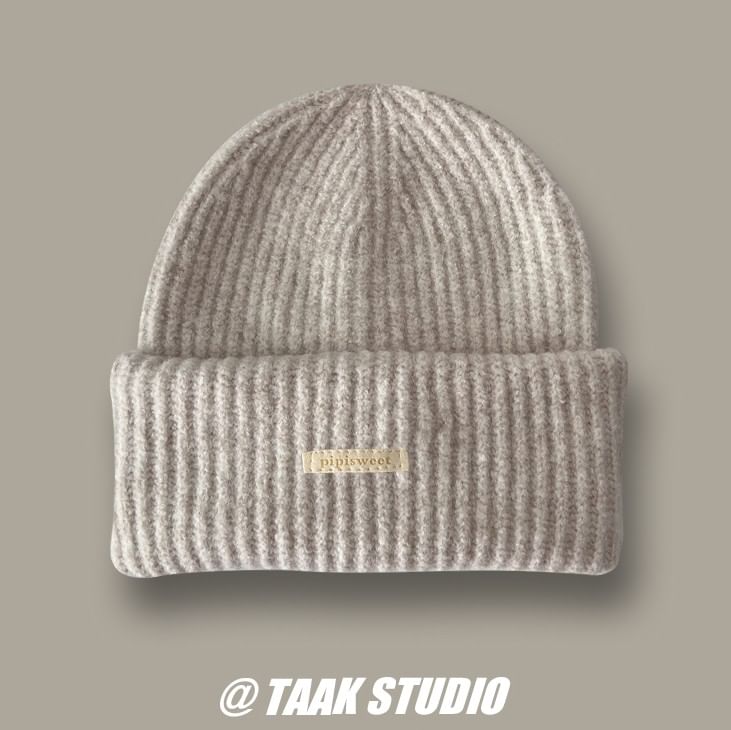 TAAK - Effen gebreide muts met appliqué