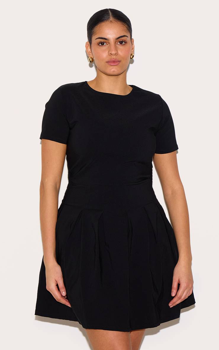 Noir Robe Courte Ajustée Grande Taille Avec Détail D'ourlet Plissé