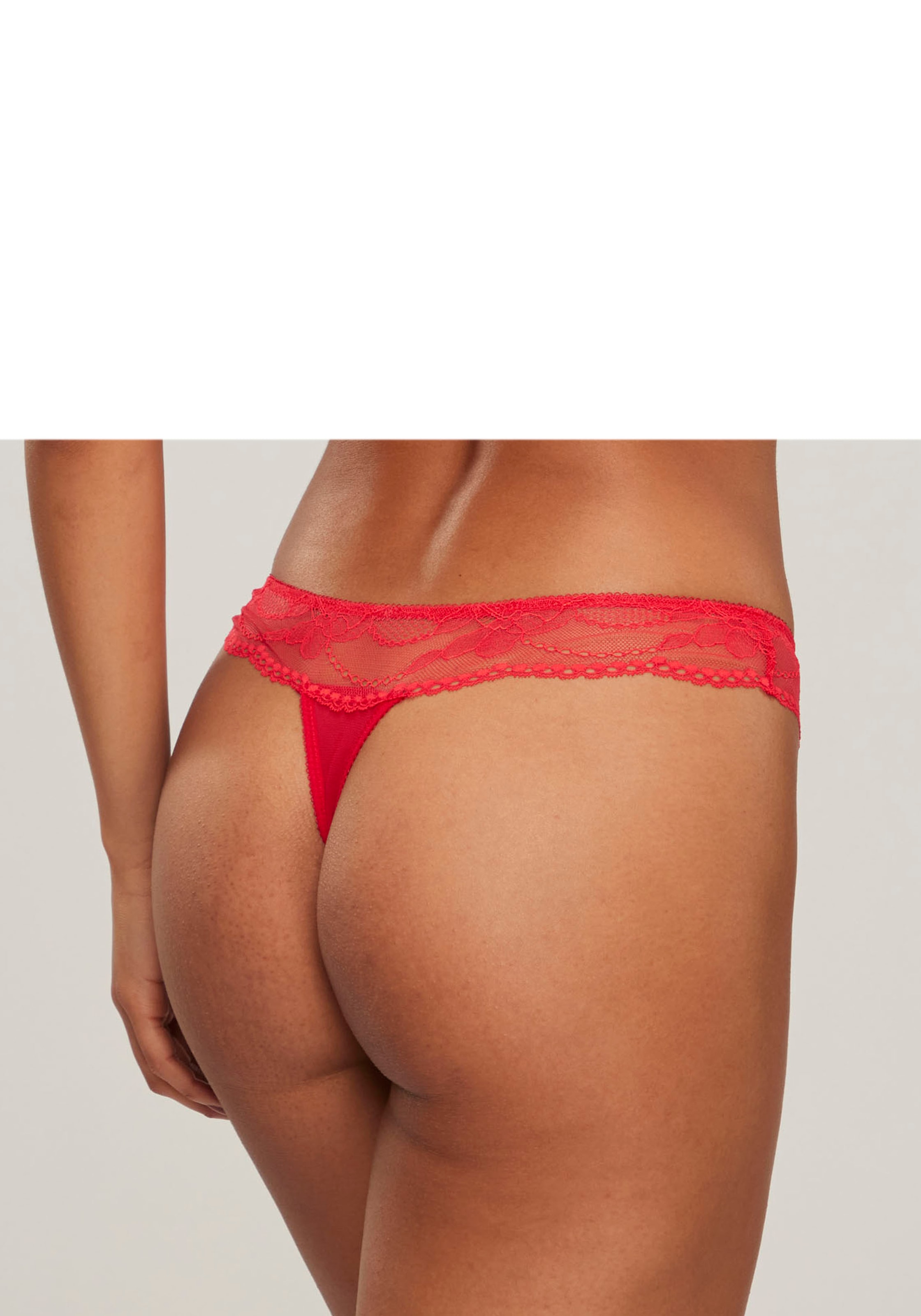 LASCANA String , mit extravagantem Zierdetail aus blumiger Spitze und feinem Mesh