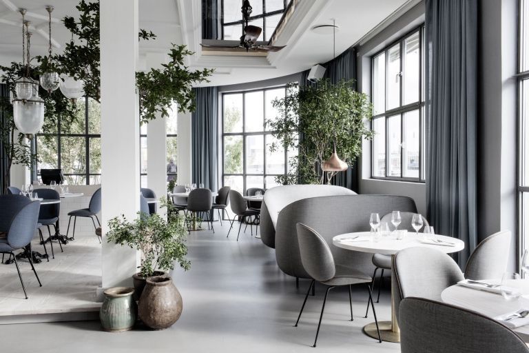 Gubi Beetle stoel, onderstel zwart, leer zwart, biezen zwart