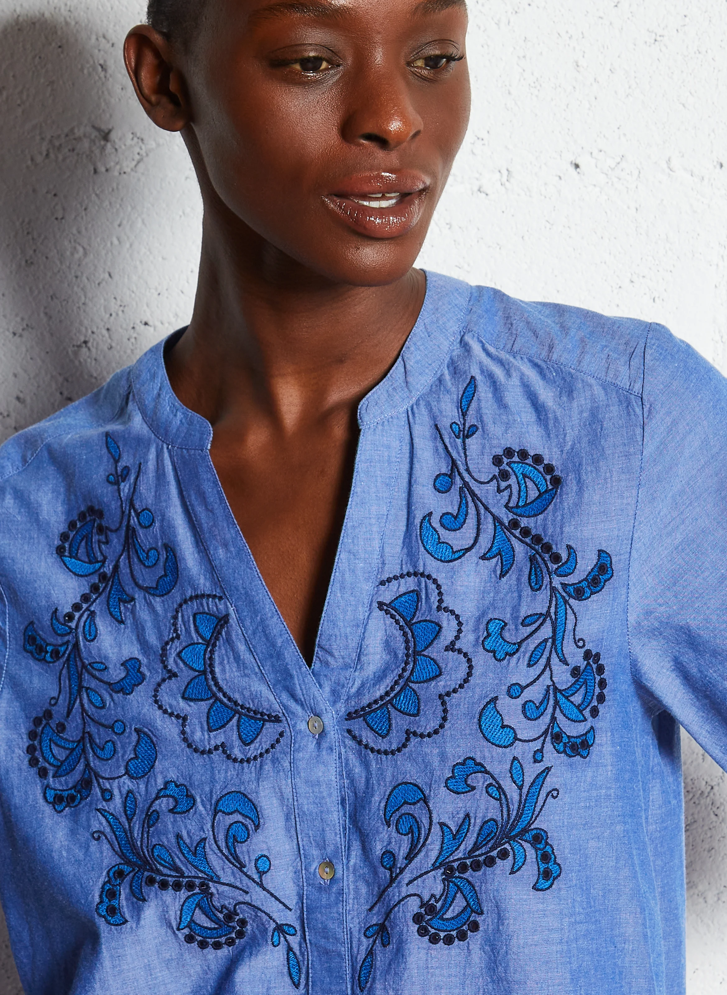 CAMISSOU - Chemise col V droite en coton brodé | Bleu