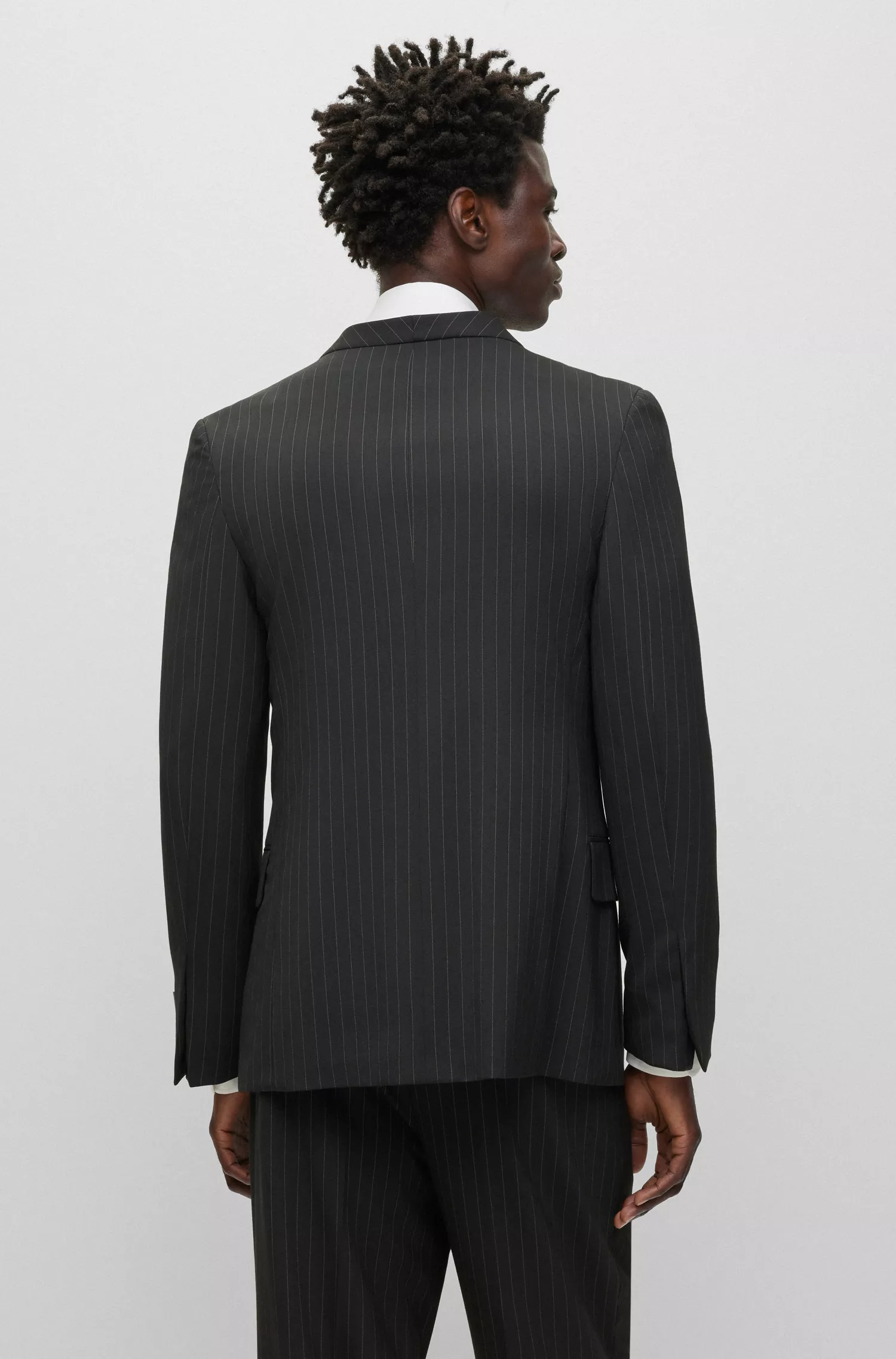 Blazer BOSS preto, corte regular, em mistura de lã com risca de giz.