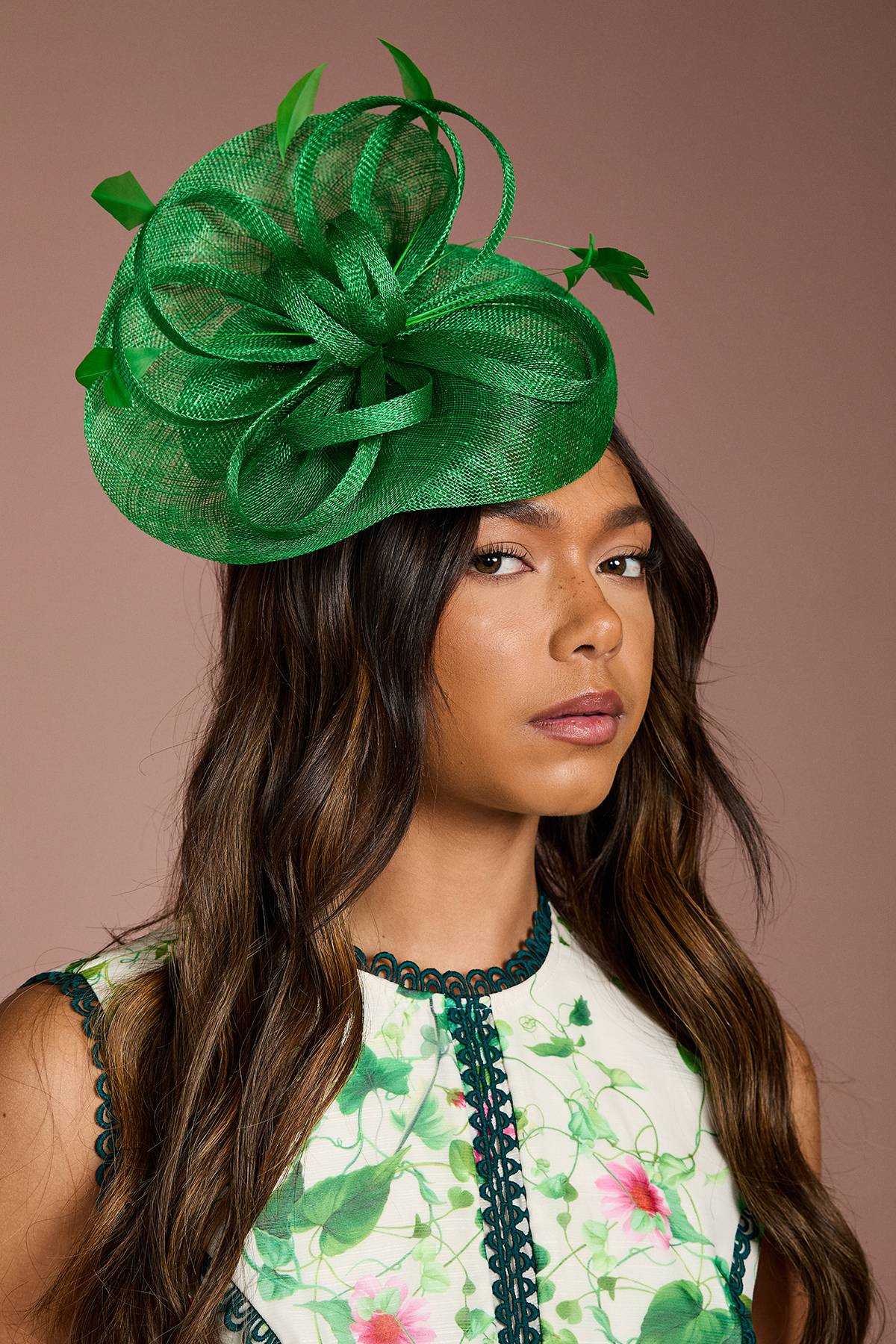 Coast Bibi Disque Relevé Avec Boucles Et Plumes