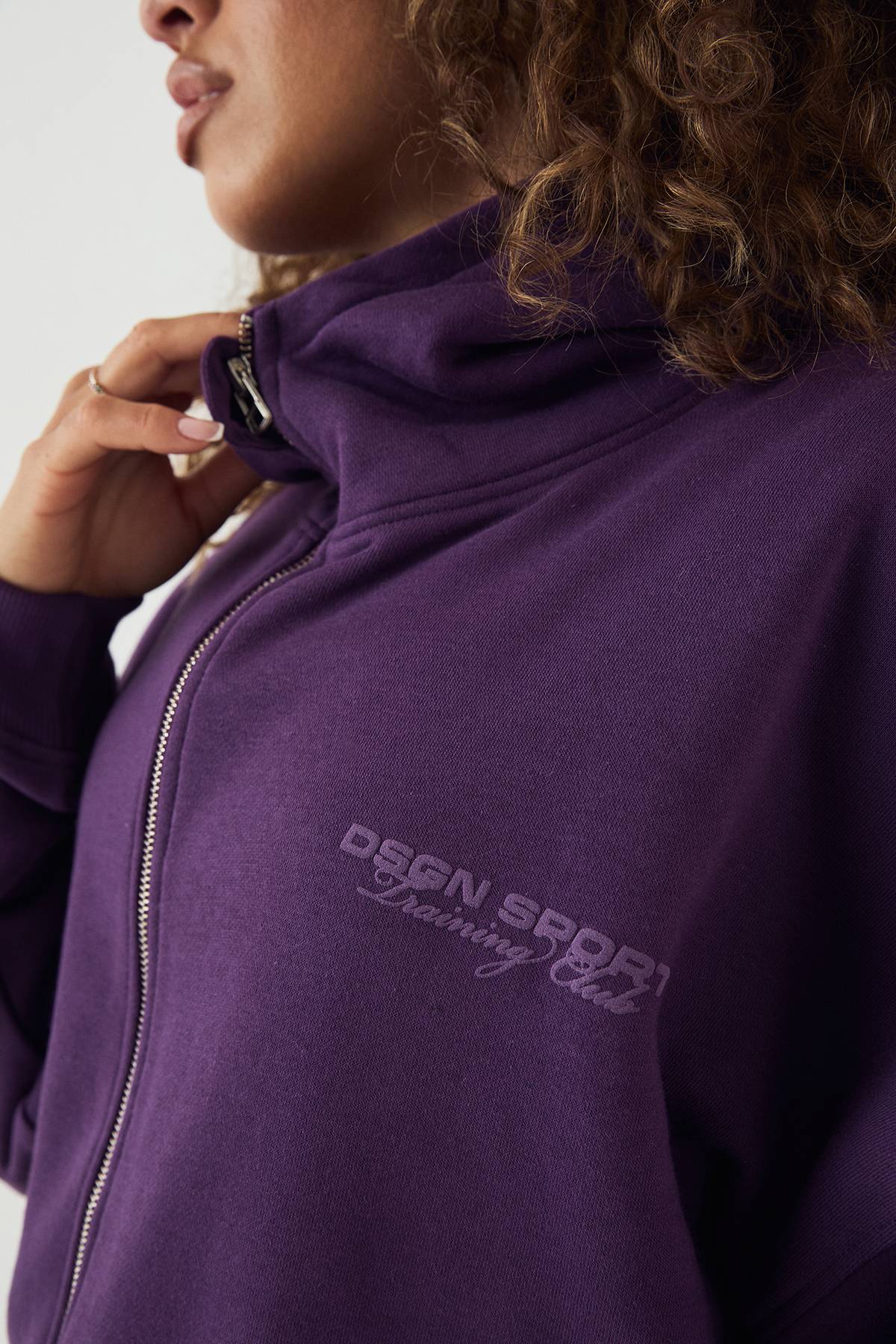 Sweat à Casynthétiqueche DSGN Studio Sport Training Club Col Cheminée avec Ourlet à Cordon