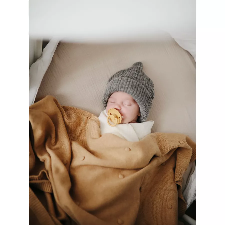mushie Strickdecke Textured Dots Mustard 80 x 100 cm