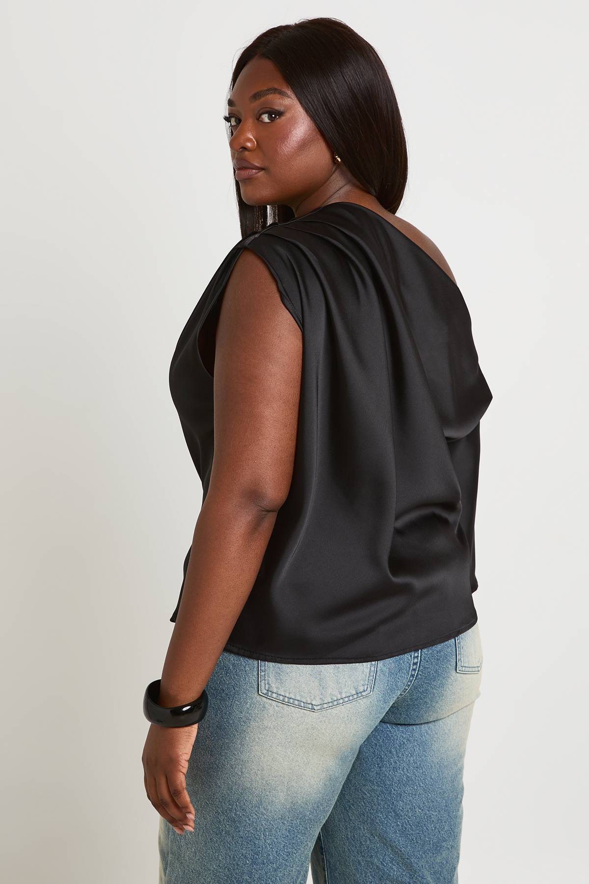 boohoo Haut Épaule Dénudée Avec Fronces À L'épaule En Satin Grande Taille