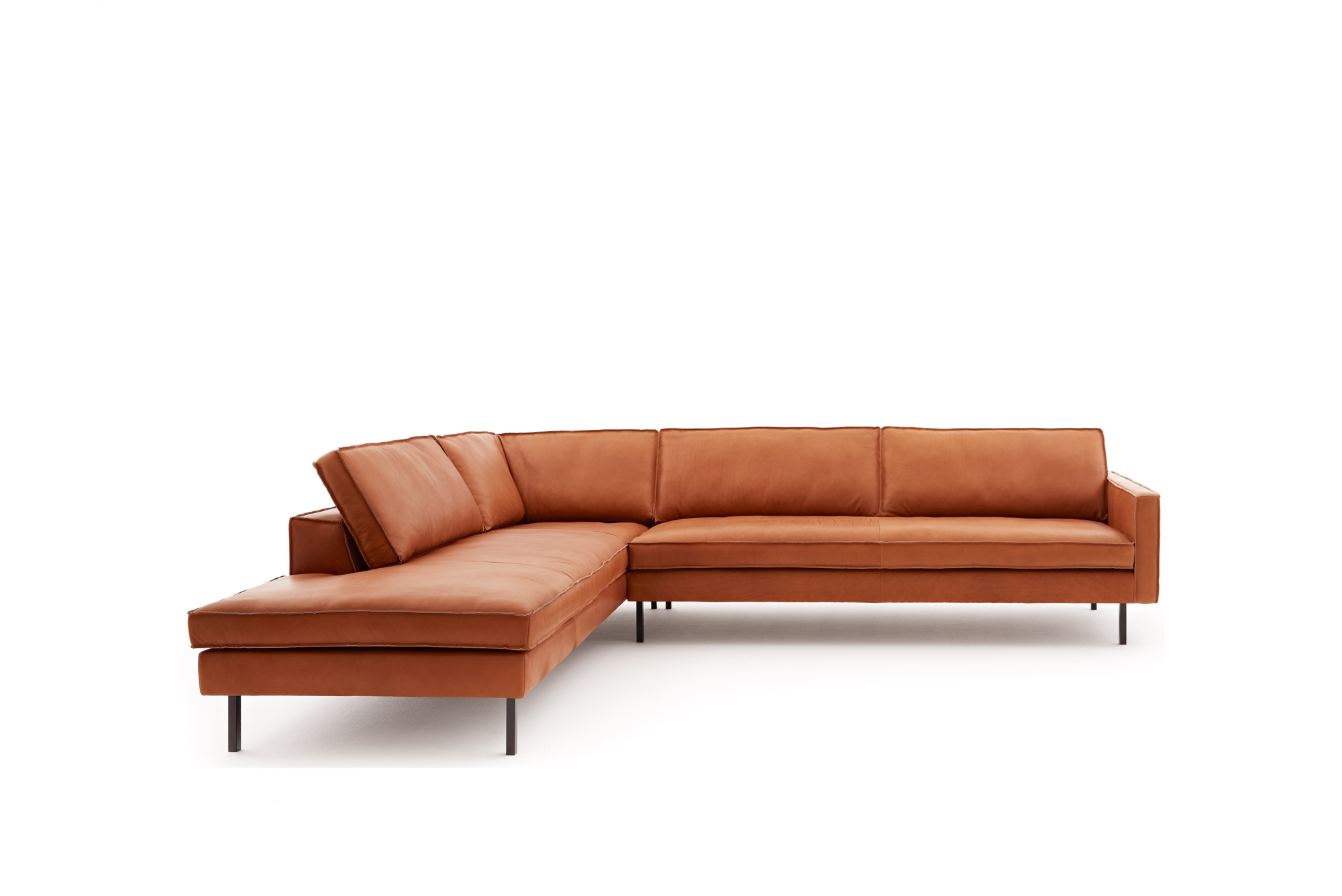 Loods 5 Design hoekbank Slimm Leer Outside links Combi links: 2,5 zits met hocker Links + 3 zits arm rechts | Leer: PGC Sauvage Tobacco | Frame: Zwart