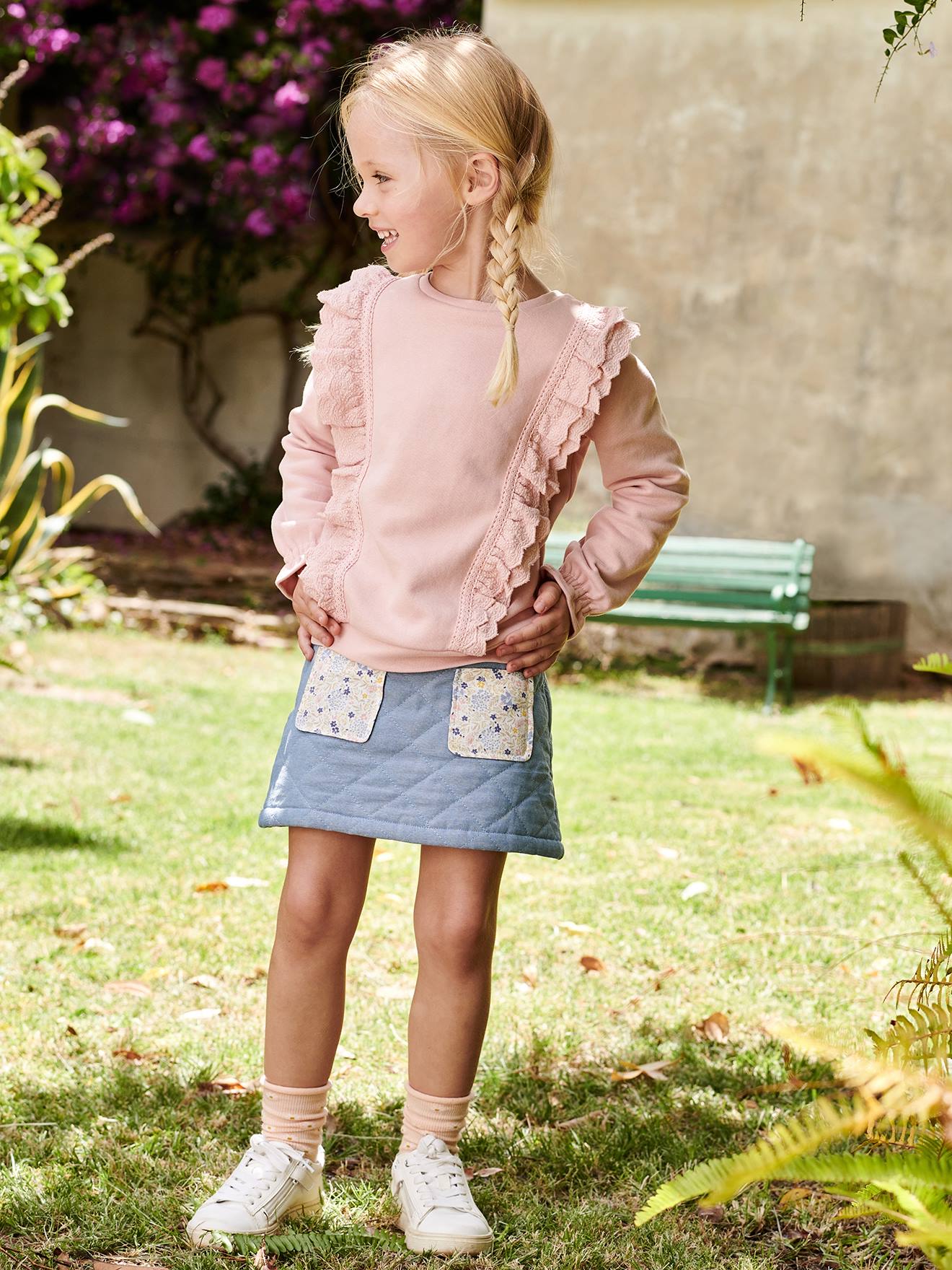 Blusa de moletom rosa claro com flores bordadas e babados para meninas.