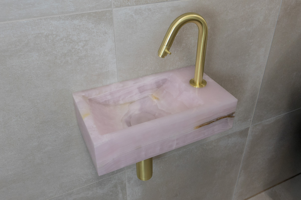 Saniclear Pink Onyx fonteinset met gebogen kraan in geborsteld messing