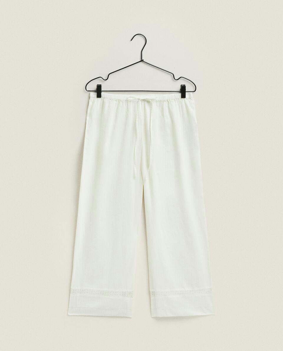 Calça cropped com detalhes em renda