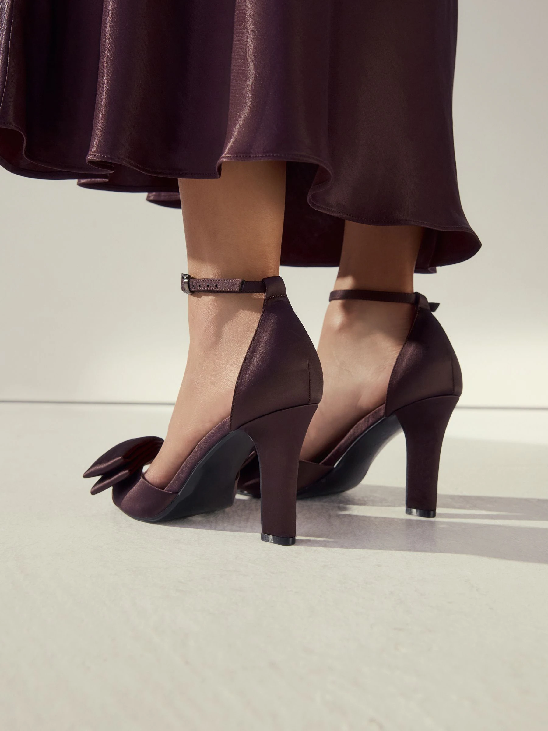 Chocoladebruin - Forever Comfort® Satin Bow Block Heeled Sandals
