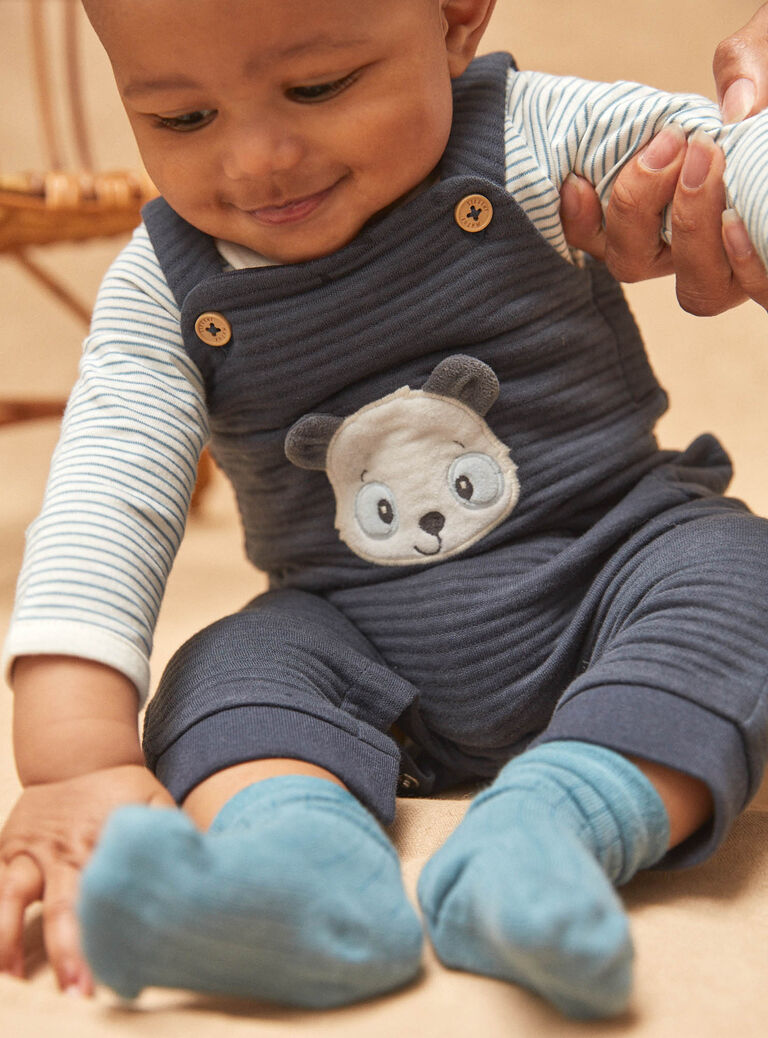 Body polo bleu et écru, salopette bleu nuit et chaussettes bleues