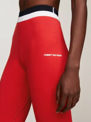 Calça legging esportiva de comprimento total e corte justo.