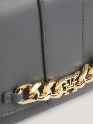 Bolsa transversal com aba e corrente