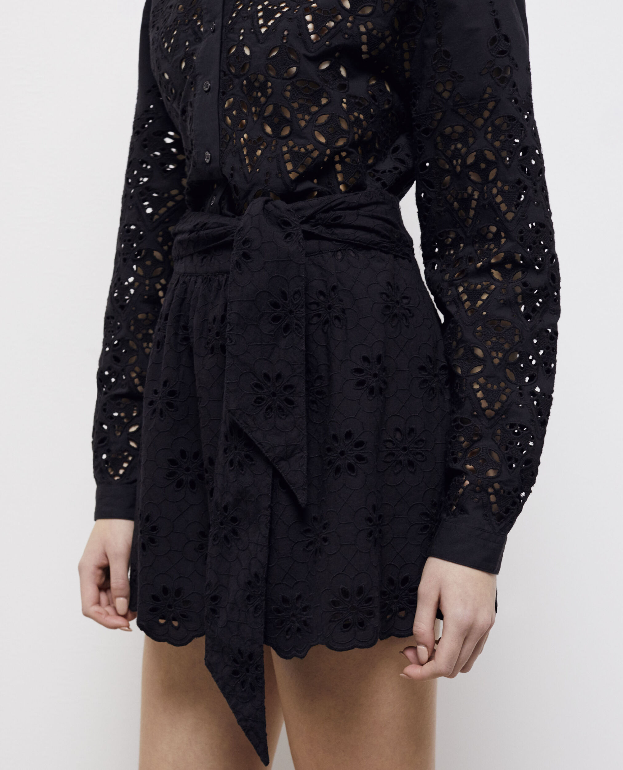 Jupe courte noire en broderie Anglaise
