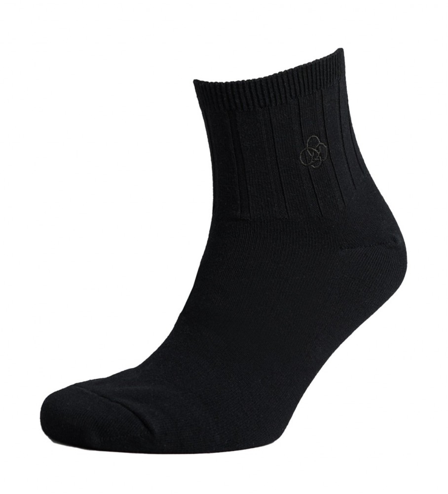 Conjunto de 3 pares de meias cano curto Superdry nas cores branca, cinza e preta.