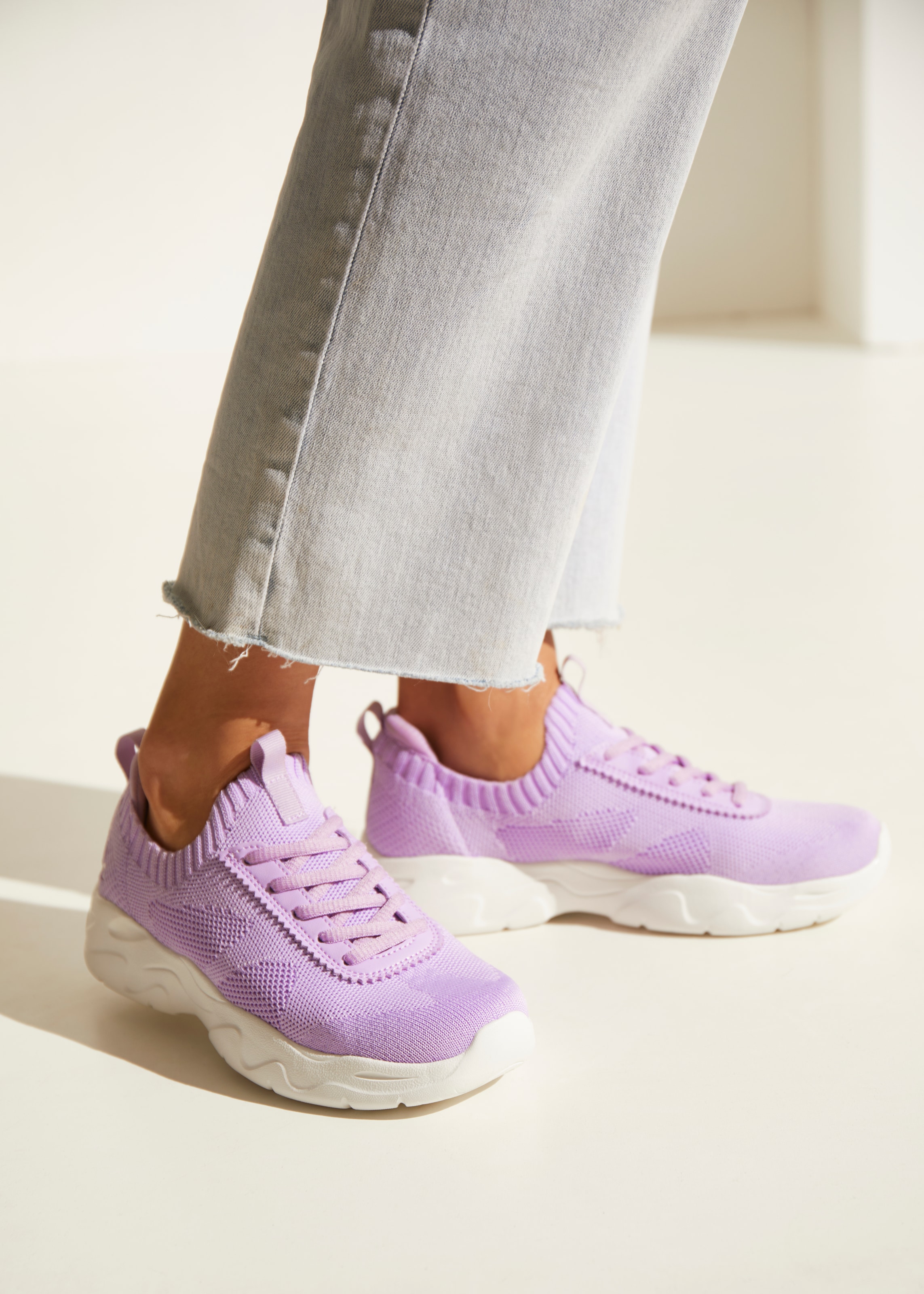 LASCANA ACTIVE Sneaker  ultraleicht und bequem zum Reinschlüpfen mit Zierschnürung  VEGAN