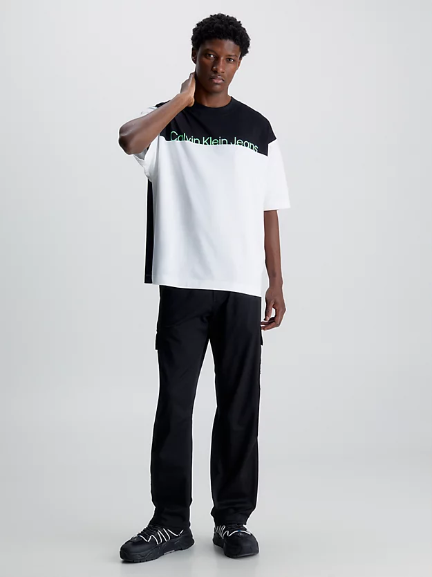 Camiseta oversized com listras grossas e coloridas