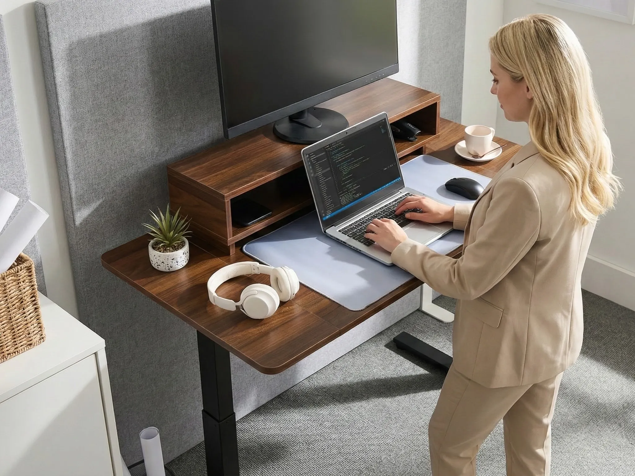 Elektrisch verstelbaar sta-bureau LUCAMA Bruin/zwart 120 cm 60 cm met USB-poort