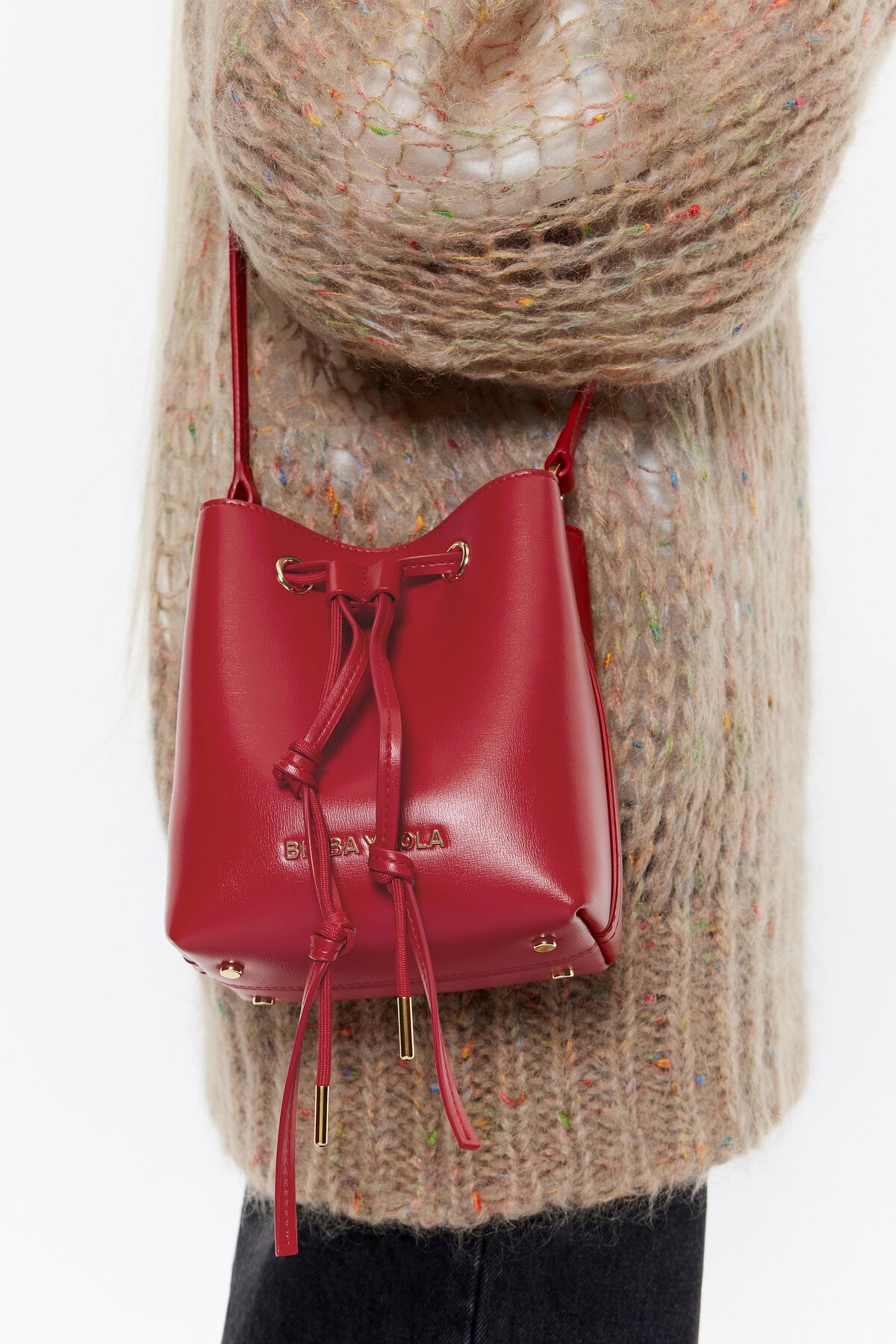 Bolsa saco mini de couro com estampa de Chihuahua na cor vermelha.