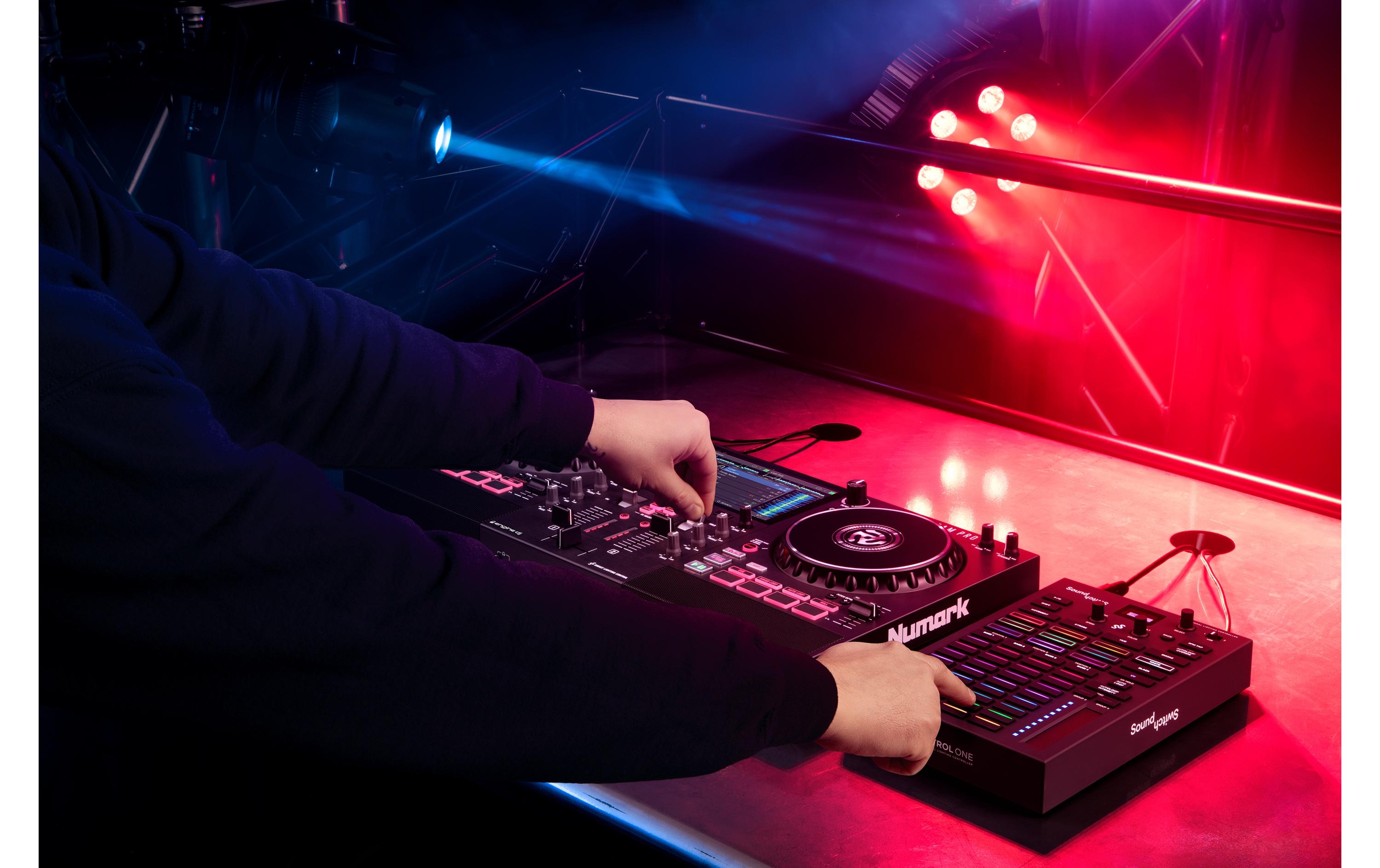 Lichtsteuerung Control One<br>Lichtsteuerung für DJs