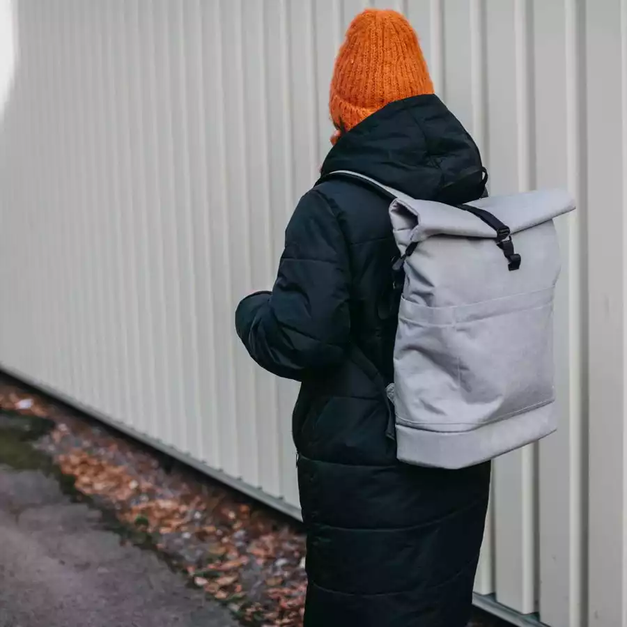 Anna und Oskar Fairer Wickelrucksack Hugo aus recyceltem Material Hellgrau