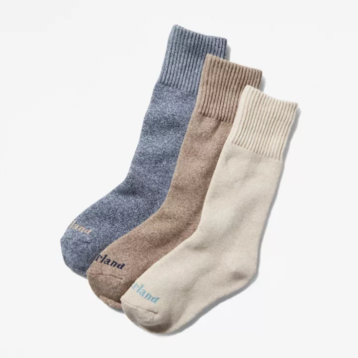 Conjunto de três pares de meias cano médio mescladas para mulheres, na cor bege.