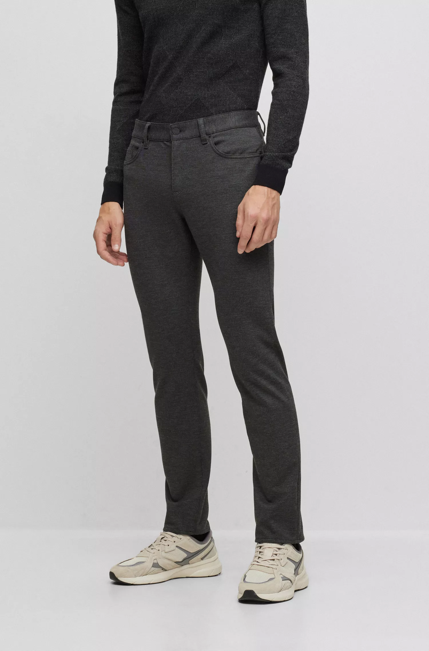 Calça jeans BOSS preta, corte slim, em malha elástica escovada com microestampa.