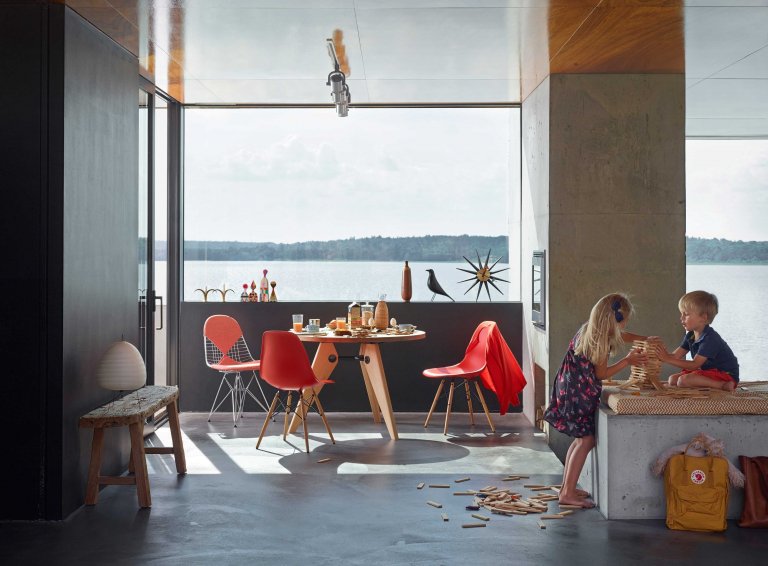 Vitra Eames Wire Chair DKW-2 stoel met donker esdoorn onderstel, Hopsak 05
