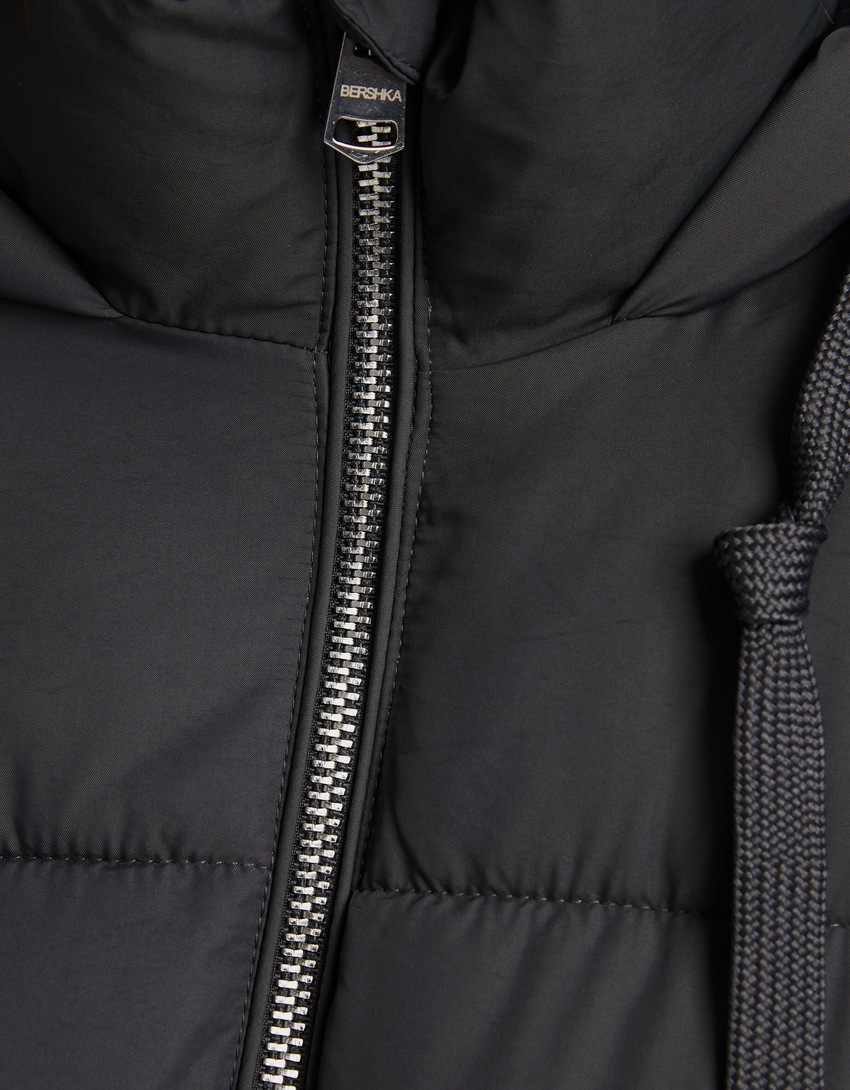 Jaqueta puffer oversized com capuz.