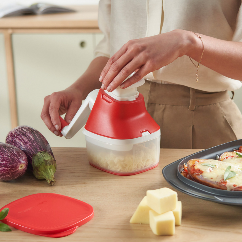 Grate N Store Multi-Mühle Schnell gekurbelt: Diese Käsereibe mahlt auch Schokolade oder Nüsse