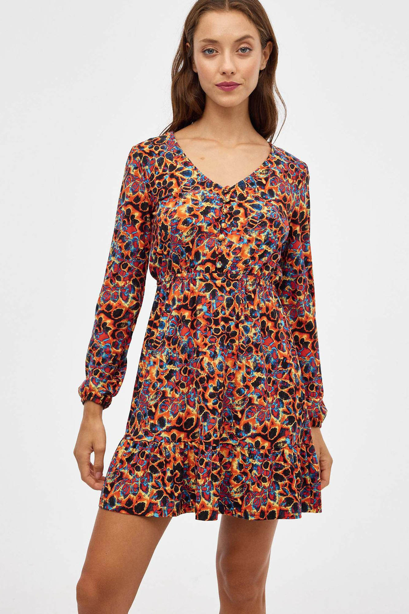 Vestido com estampa total e fechamento por botões