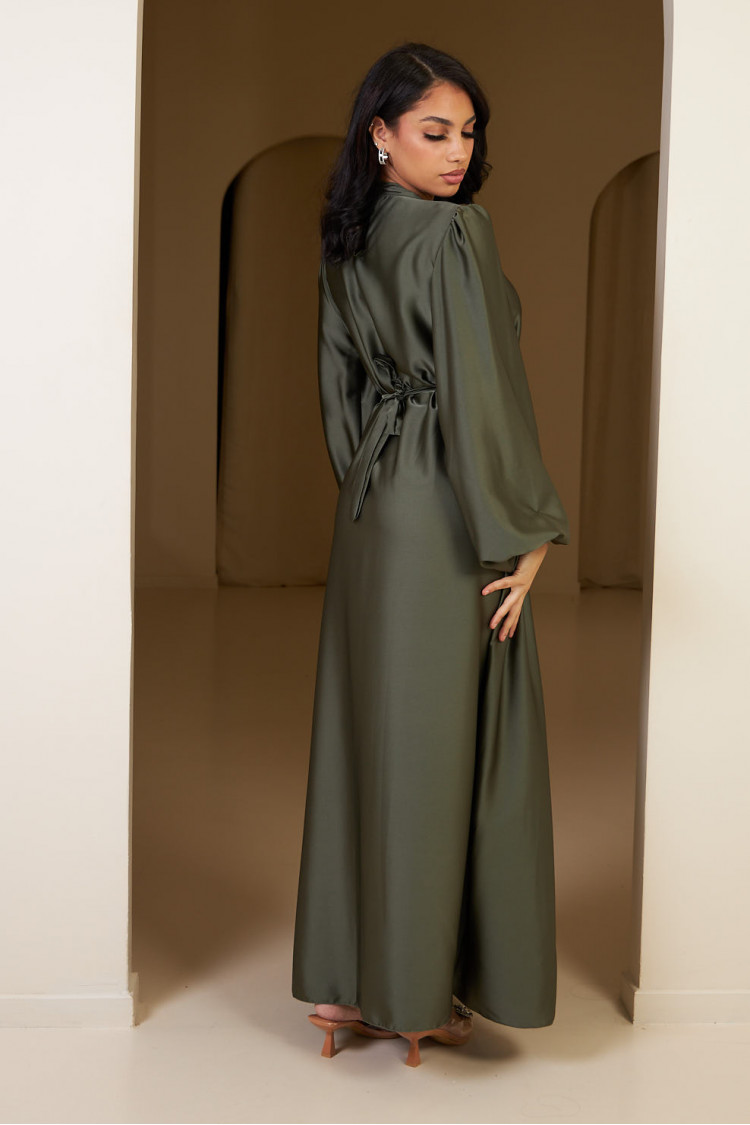 Robe kaki satinée et ceinturée